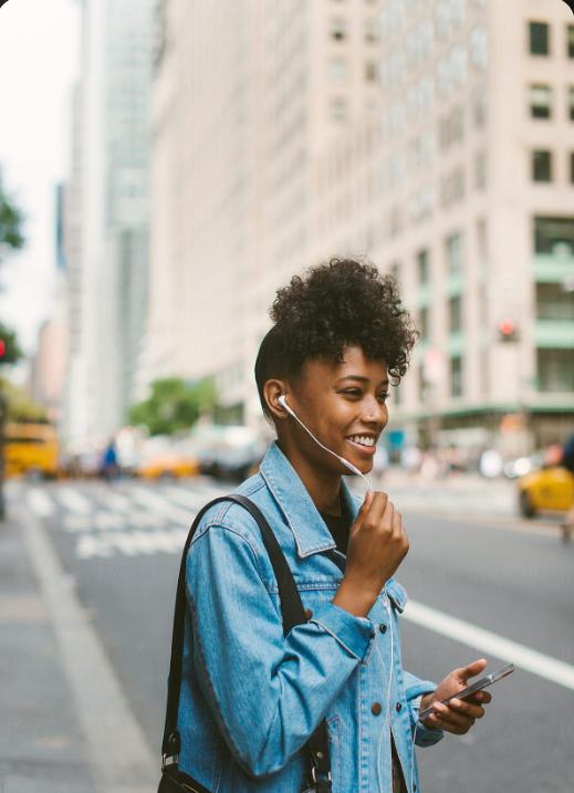 Estudante acompanhando o processo pelo celular