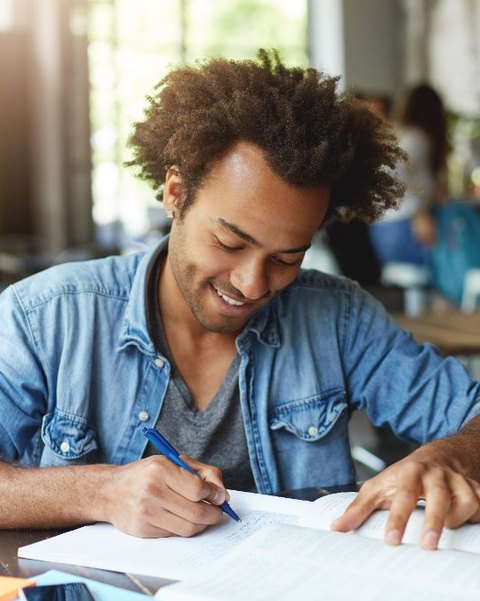 Estudante assinando o contrato de forma tranquila