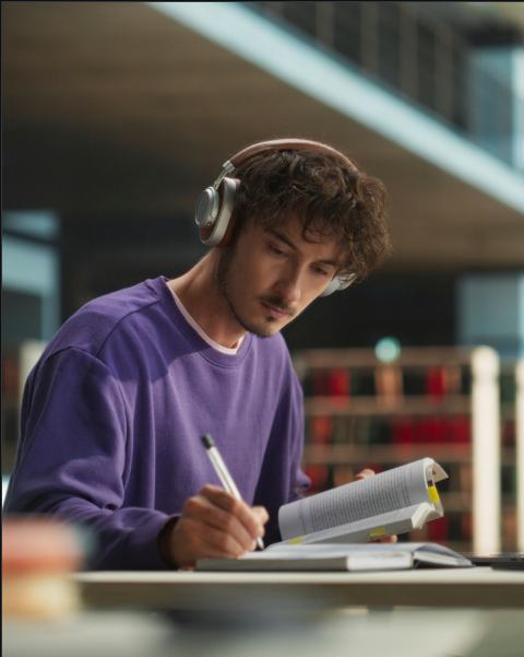 Estudante pesquisando e preenchendo informações do curso